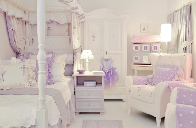 Chambre avec lit à baldaquin pour princesses.